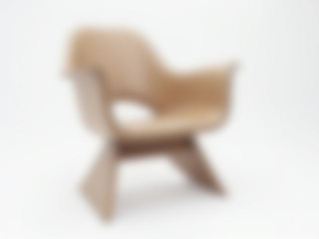 Sedia Vento - Una sedia ergonomica con schienale che simula le correnti del vento.